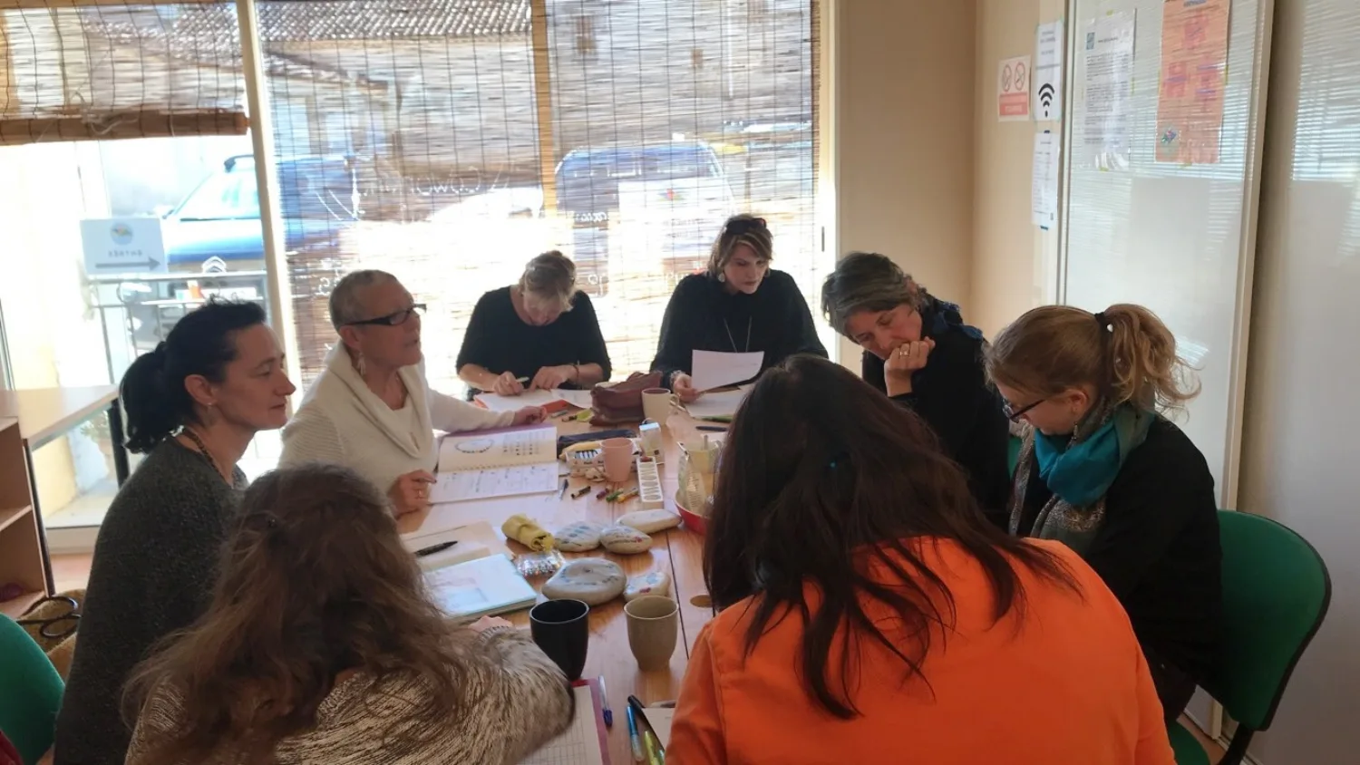 Groupe en formation à la méthode SPIKTO® autour des tables
