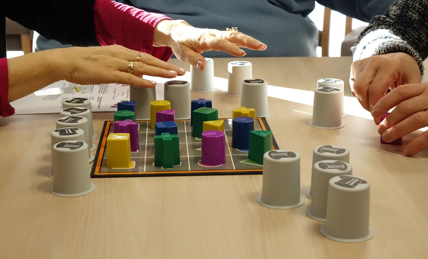 Plateau de jeu SPIKTO avec gobelets et pions